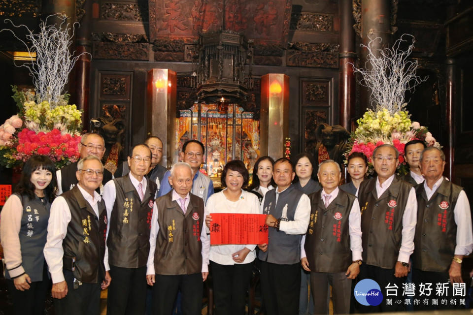 嘉義市長黃敏惠前往北港朝天宮致贈大帖，虔誠邀請媽祖明年來嘉遶境祈福／嘉義市府提供