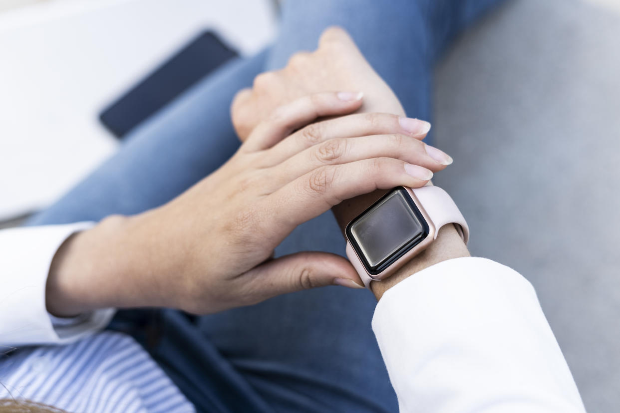 Otra persona maravillada  A diferencia del Fitbit, este popular reloj inteligente rebajado a 26 dólares monitoriza la presión arterial. (Foto: Getty)