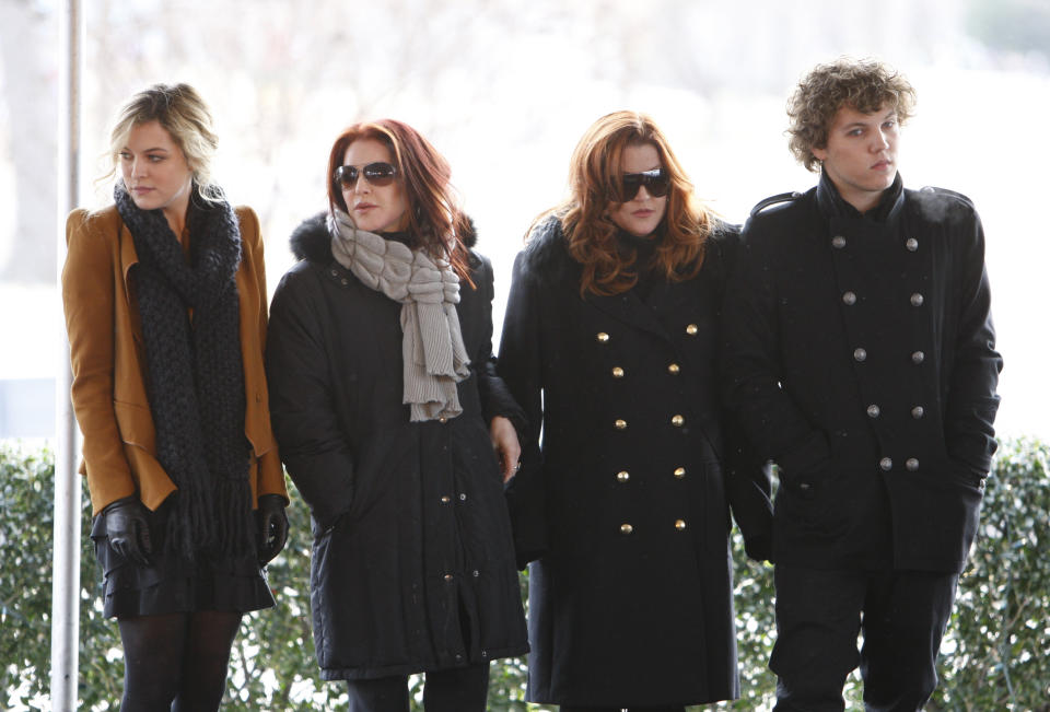 En esta foto del 8 de enero de 2010, Priscilla Presley, segunda de la izquierda, su hija Lisa Marie Presley, segunda de la derecha, y los hijos de ésta Riley Keough, a la izquierda, y Benjamin Keough, a la derecha, participan en una ceremonia en Memphis, Tennessee en conmemoración del 75 natalicio de Elvis Presley. Benjamin Keough murió el domingo 12 de julio del 2020, dijo el representante de Lisa Marie Presley, Roger Widynowski, a la AP en un comunicado. Tenía 27 años. (AP Foto/Mark Humphrey, Archivo)