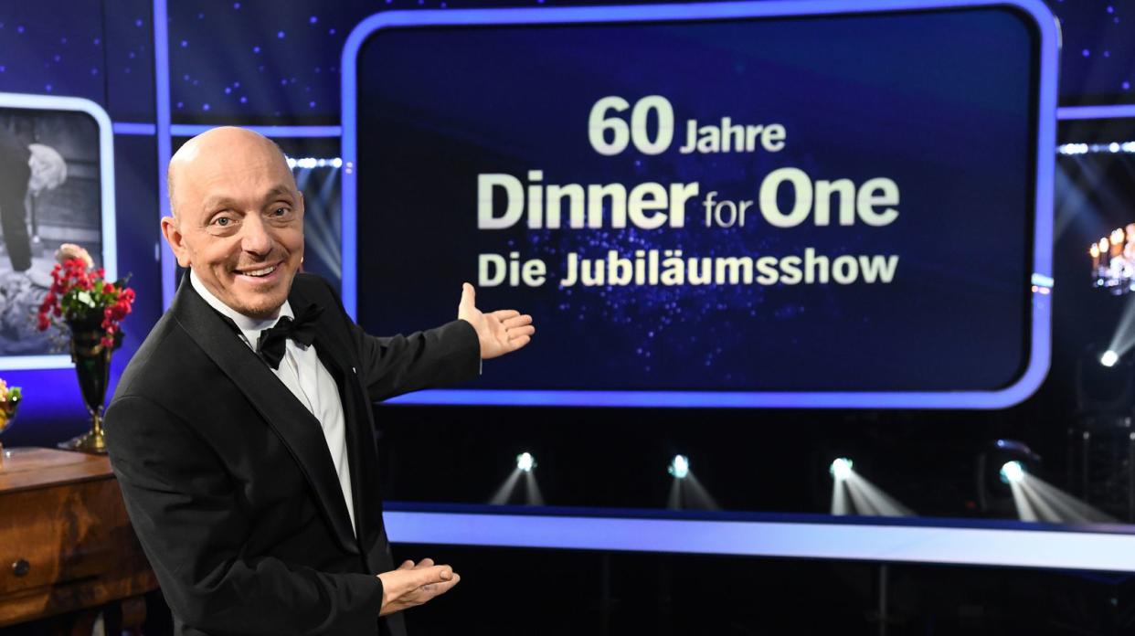 Gastgeber Bernhard Hoëcker blickt in einer Sondersendung (NDR) mit prominenten Gästen auf 60 Jahre "Dinner for One". Es gilt, noch das ein oder andere Geheimnis um den Kult-Sketch zu lösen. (Bild: NDR/Uwe Ernst)