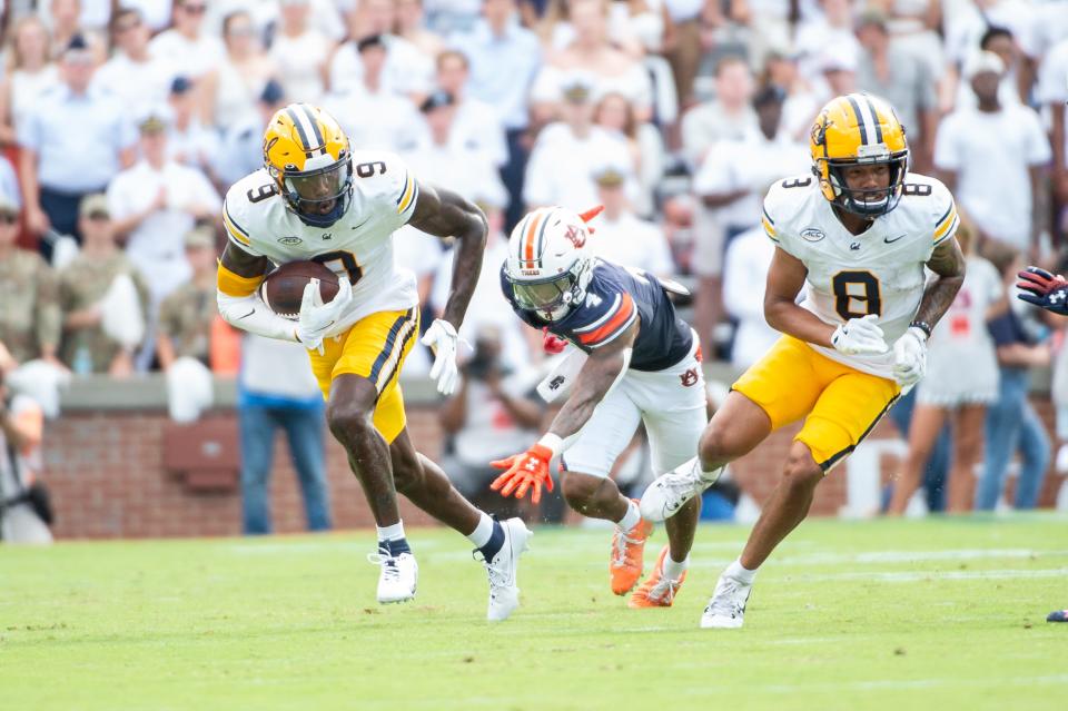 AUBURN, ALABAMA - SEPTEMBER 07: Wide receiver Mason Starling #9 of the California Golden Bears runs the ball by cornerback Kayin Lee #4 of the Auburn Tigers during the first half of play at Jordan-Hare Stadium on September 07, 2024 in Auburn, Alabama. (Photo by Michael Chang/Getty Images)