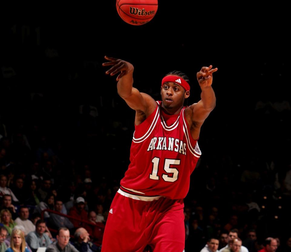 SPOKANE, WA – MARCH 16: Michael Washington #15 of Arkansas Razorbacks make a pass play against the <a class="link " href="https://sports.yahoo.com/ncaaw/teams/usc/" data-i13n="sec:content-canvas;subsec:anchor_text;elm:context_link" data-ylk="slk:USC Trojans;sec:content-canvas;subsec:anchor_text;elm:context_link;itc:0">USC Trojans</a> during the first round of the NCAA Men’s Basketball Tournament at Spokane Memorial Arena on March 16, 2007 in Spokane, Washington. (Photo by Jonathan Ferrey/Getty Images)