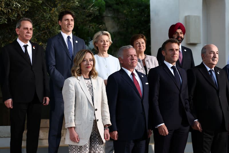 La primera ministra de Italia, Giorgia Meloni; el presidente francés, Emmanuel Macron; el primer ministro de Canadá, Justin Trudeau; el rey Abdullah de Jordania; el presidente de Argelia, Abdelmadjid Tebboune; el presidente del Banco Mundial, Ajay Banga; la presidenta de la Comisión Europea, Ursula von der Leyen; y la directora gerente del Fondo Monetario Internacional, Kristalina Georgieva, posan para una foto en el segundo día de la cumbre del G7 en el complejo Borgo Egnazia, en Savelletri, I