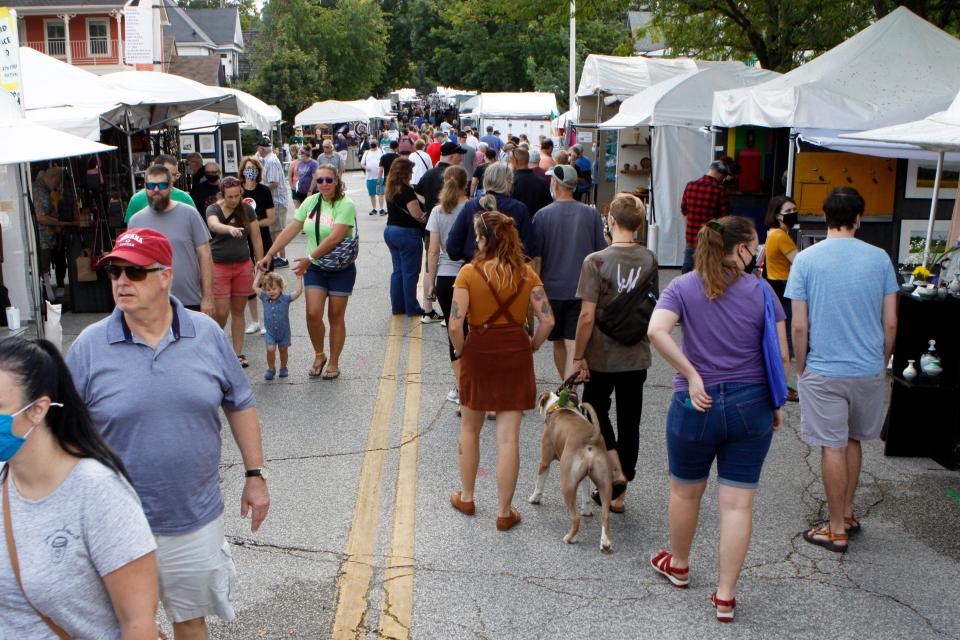 Visitors browse booths along Fourth Street for the 4th Street Festival of the Arts and Crafts in 2021.
