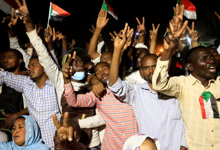 Sudanese demonstrators chant slogans as they attend a mass anti-government protest outside Defence Ministry in Khartoum, Sudan, April 21, 2019. REUTERS/Mohamed Nureldin Abdallah