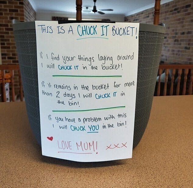 Eine Frau namens Casey teilte auf Facebook ihr cleveres „Chuck it bucket“-System, was so viel bedeutet wie „Wegschmeiß-Eimer“. [Bild: Facebook]