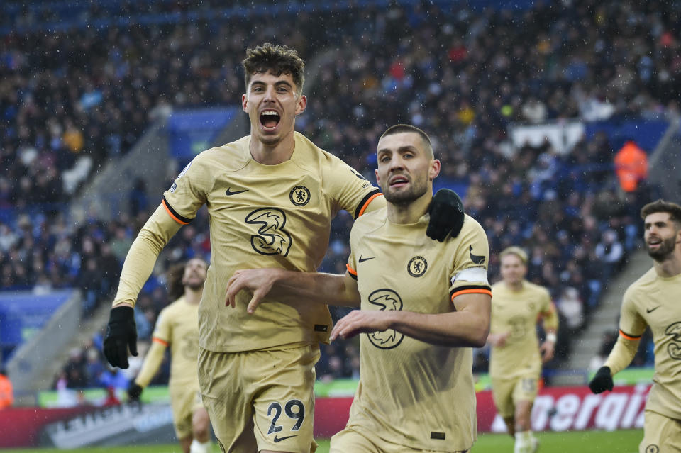 Mateo Kovacic del Chelsea es felicitado por su comapñero Kai Havertz tras anotar el tercer gol de su equipo en el encuentro ante el Leicester en la Liga Premier el sábado 11 de mazo del 2023. (AP Foto/Rui Vieira)