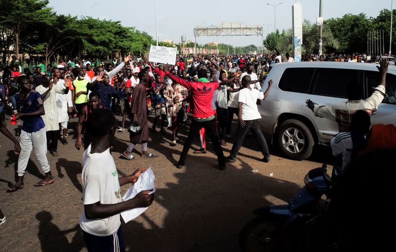 Supporters of the Imam Mahmoud Dicko walk to the presidential palace during a protest demanding the resignation of Mali's President Ibrahim Boubacar Keita in Bamako