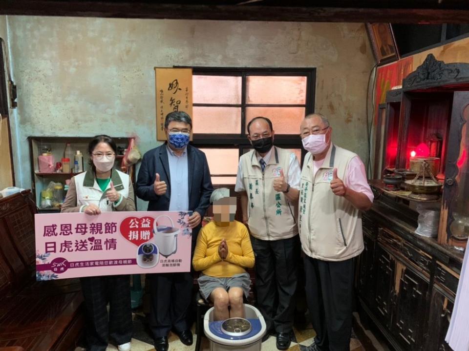 母親節前夕，祥閎股份有限公司委由安平區公所致贈安平區六名弱勢戶泡腳機，讓弱勢戶快樂泡腳。 （安平區公所提供）