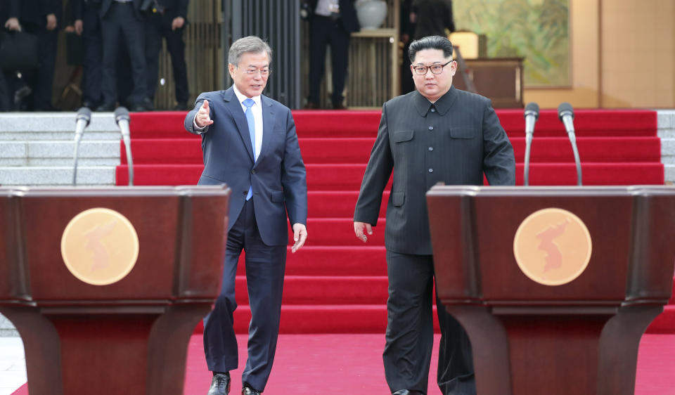 <p>North Korean leader Kim Jong Un, right, and South Korean President Moon Jae-in arrive for their joint announcement at the border village of Panmunjom in the Demilitarized Zone, South Korea, Friday, April 27, 2018. (Photo: Korea Summit Press Pool via AP) </p>