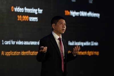 Leon Wang, presidente de la línea de productos de comunicación de datos de Huawei, pronunciando un discurso (PRNewsfoto/Huawei)