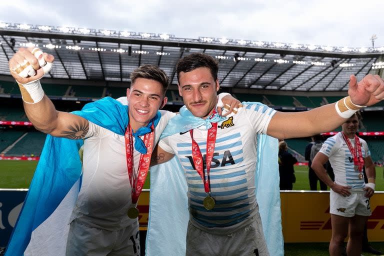 Marcos Moneta y Rodrigo Isgró y una celebración en el Seven de Londres; ambos formaron parte de los nominados a mejor jugador de Seven del año