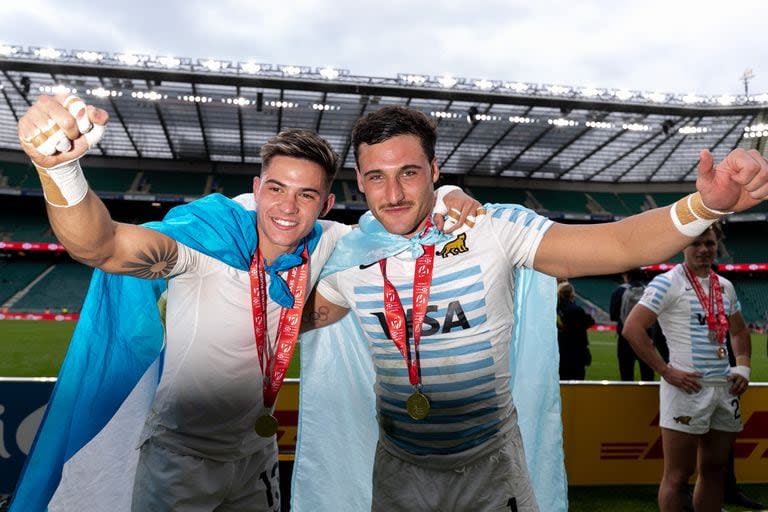 Marcos Moneta fue premiado como el mejor del mundo en seven en 2021 y este año lo fue su compatriota Rodrigo Isgró; ambos celebran en la etapa de Londres, la última del Circuito Mundial, ganada por Pumas 7s.