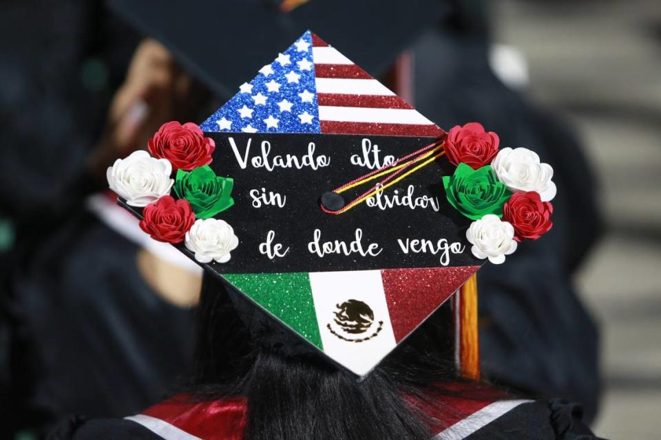 Este birrete se vio en la Celebración de Graduación del Fresno City College, el 3 de junio, en el Chukchansi Park.