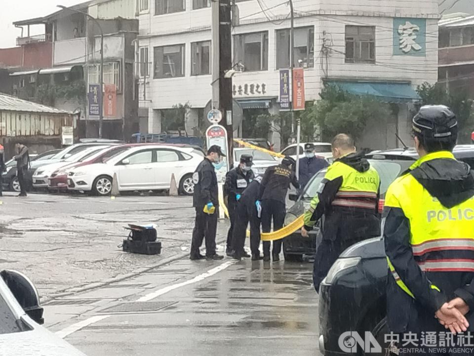 新竹縣一名籍姓通緝犯昨天下午在警方戒護下到醫院就醫，在友人協助脫逃，警方發動圍捕，今天下午在基隆市七堵區堵南街逮捕籍姓男子。圖為基隆市七堵區堵南街現場照片。(中央社)