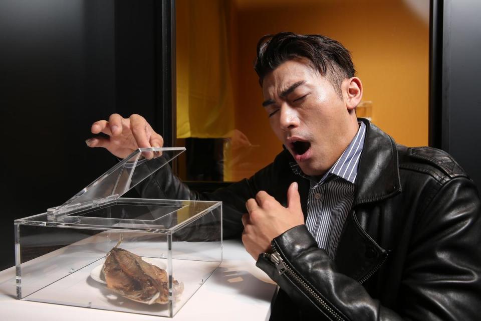 徐愷盡責多次試聞鹹魚乾的氣味，直呼是全展覽中最難忍受的臭味。