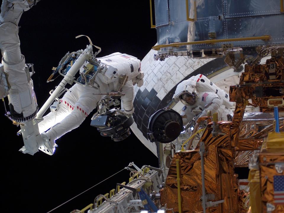 hubble space telescope hst reaction wheels astronauts sts 109 servicing mission eva 2 nasa