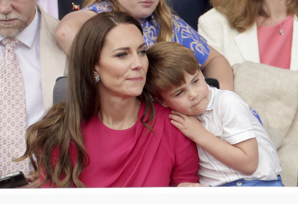 Prinz Louis kuschelt sich an seine Mama Kate. (Foto: Chris Jackson/Pool Getty Images/AP/dpa)