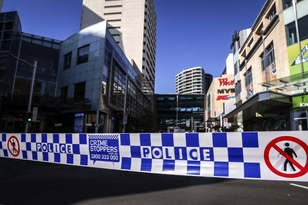 Un ruban de police après une attaque au couteau dans un centre commercial de Sydney, le 14 avril