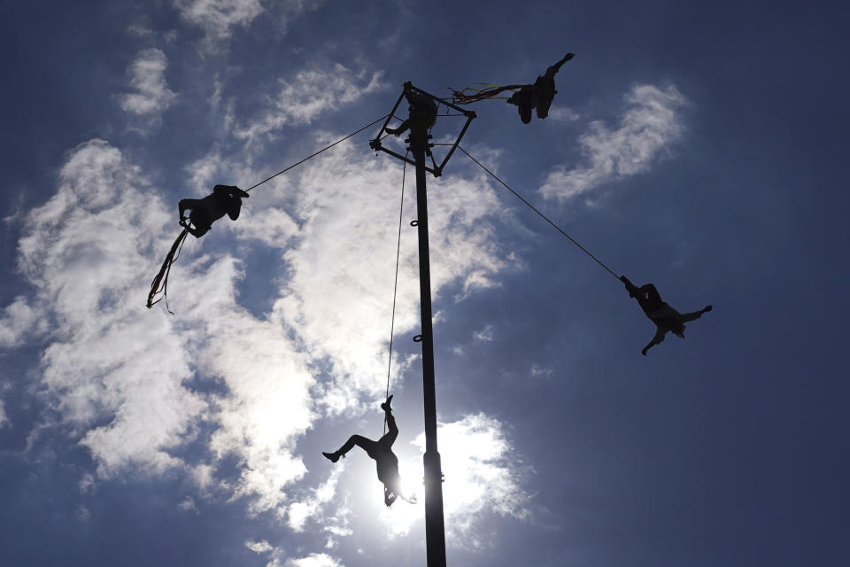 Hombres voladores de Papantla interpretan la "Danza de los Voladores", en la Ciudad de México, el miércoles 20 de septiembre de 2023. (AP Foto/Marco Ugarte)