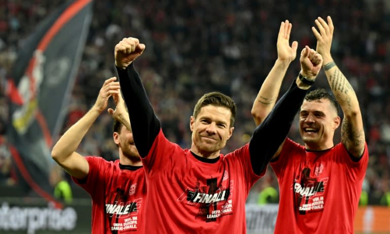 L'entraîneur espagnol du Bayer Leverkusen Xabi Alonso célèbre la qualification de son équipe pour la finale de la Ligue Europa, après le nul 2-2 arraché jeudi soir contre la Roma. (INA FASSBENDER)