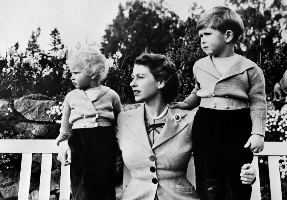 Photo of the Queen Elizabeth II with her two children Charles (R) and Anne, at Balmoral in 1954 (Photo by - / AFP) (Photo by -/-/AFP via Getty Images) (-/AFP via Getty Images)