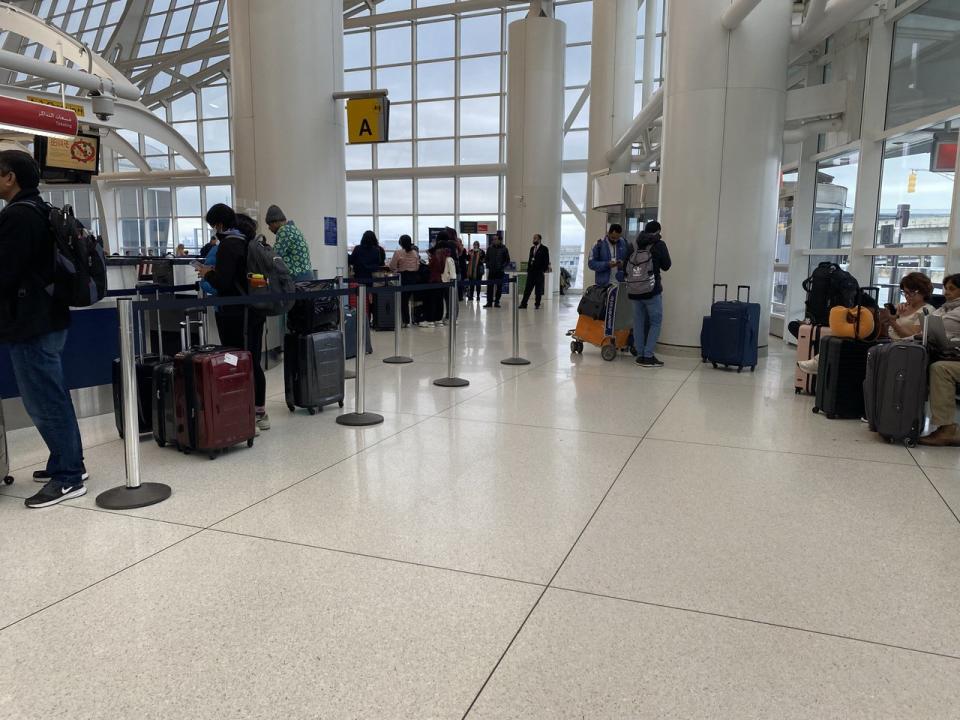 甘迺迪機場第一航廈停電導致航班延誤，部分乘客滯留機場。(記者高雲兒／攝影)