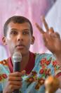 Si Stromae a fait parler de lui ces dernières années, c'est malheureusement à cause de sa maladie. En 2015, lors de sa tournée en Afrique, le chanteur a pris un traitement anti-paludique, le Lariam. Ce qui lui a déclenché de nombreux et graves effets secondaires. <em>"J’ai fait une décompensation psychique. Je perds la boule complètement. C’est vraiment pas chouette"</em>, confiait le principal intéressé à <em>Libération</em>. Des crises, des hallucinations, des angoisses... Pour cela, Stromae a dû être hospitalisé. Il a souffert d'une rechute en 2017. Il faut également savoir que cette réaction au Lariam peut durer pendant des dizaines d'années. Heureusement, il peut compter sur le soutien de sa femme Coralie Barbier, comme il l'expliquait à <em>Quotidien</em> en 2018 : <em>"Elle m'aide à mort. Fran­che­ment, elle a été là dans tous les moments où ça a été un peu diffi­cile. C'est elle qui est mon épaule au quoti­dien donc je la remer­cie encore"</em>. (<em>crédit Getty</em>)