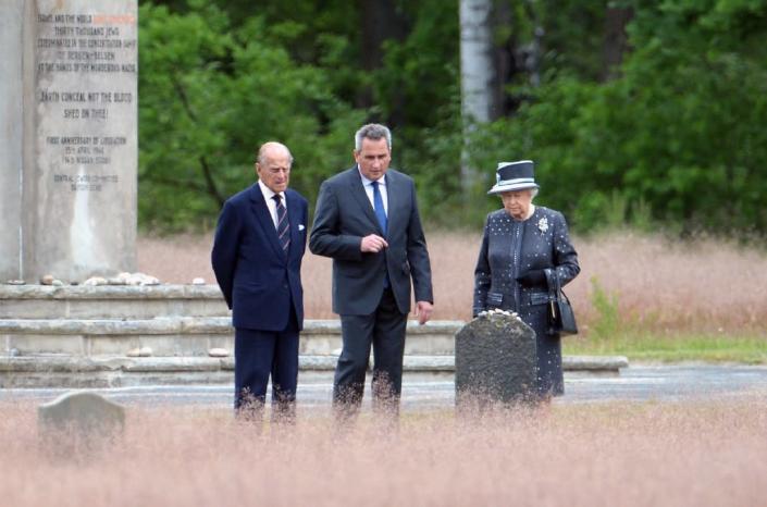 Britain's Queen Elizabeth II and the Duke of Edinburgh, Prince Philip (left) are shown the site of former Nazi concentration camp Bergen-Belsen by its director Jens-Christian Wagner on June 26, 2015 (AFP Photo/Julian Stratenschulte)
