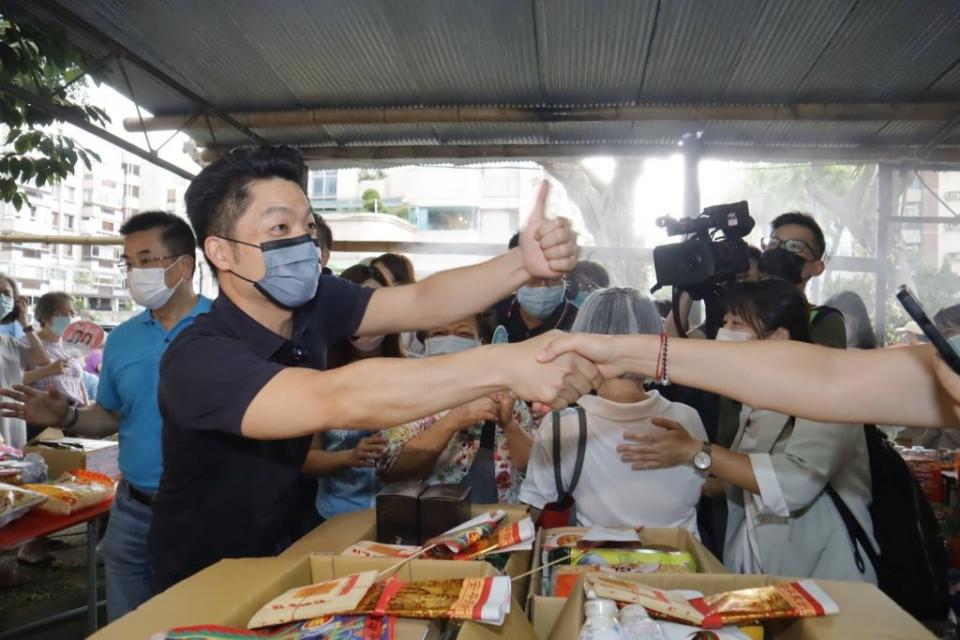 蔣萬安抨擊陳時中「好大官威」，陳時中回嗆無官職在身，蔣萬安再以「好大官威」出處酸陳離年輕人遙遠。（蔣萬安選辦提供）