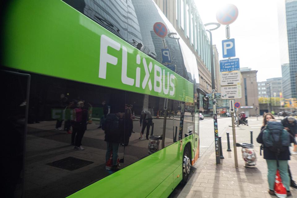 Ein Fahrzeug der Firma Flixbus parkt in Brüssel in der Nähe des Nordbahnhofs.  Der Fernbus-Anbieter hat zuletzt stark gelitten, wegen ausbleibender Fahrgäste. - Copyright: Nicolas Economou, picture alliance/NurPhoto