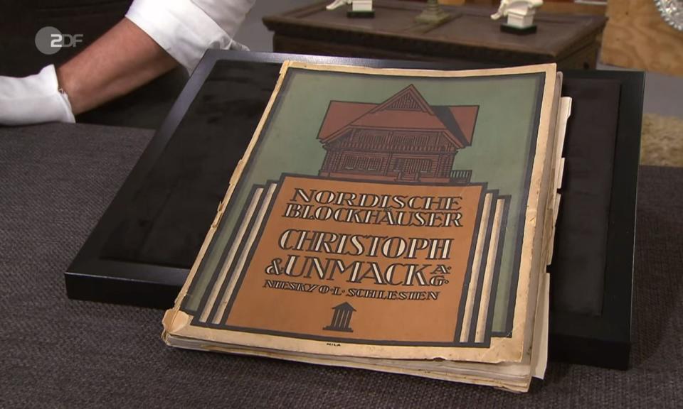 Der Opa von Andrea Weyers aus Schüttdorf wollte seinerzeit ein Blockhaus bauen, doch war ihm das dann doch zu kompliziert. Übrig blieb nur ein Verkaufskatalog von 1924. Colmar Schulte-Goltz hielt das Zeitdokument für wertvoll: 200 bis 240 Euro empfahl er. Für 60 Euro erstand Julian Schmitz-Avila den Katalog. (Bild: ZDF)