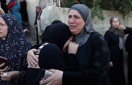 Relatives of Palestinian Ezz El-Deen al-Tamimi mourn during his funeral in the village of Nabi Saleh near Ramallah, in the occupied West Bank, June 6, 2018. REUTERS/Mohamad Torokman