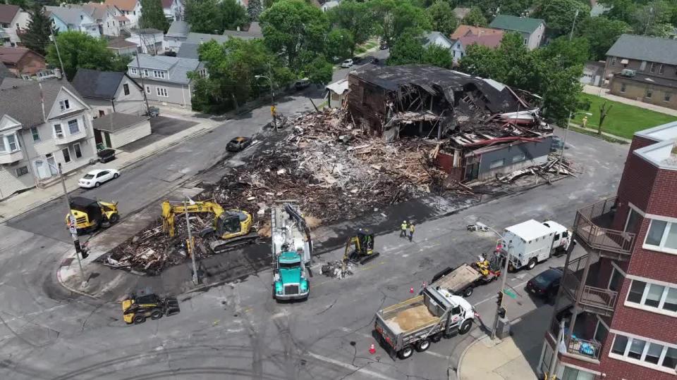 <div>Aftermath of 2-alarm fire near 20th and Mitchell, Milwaukee (SKYFOX)</div>