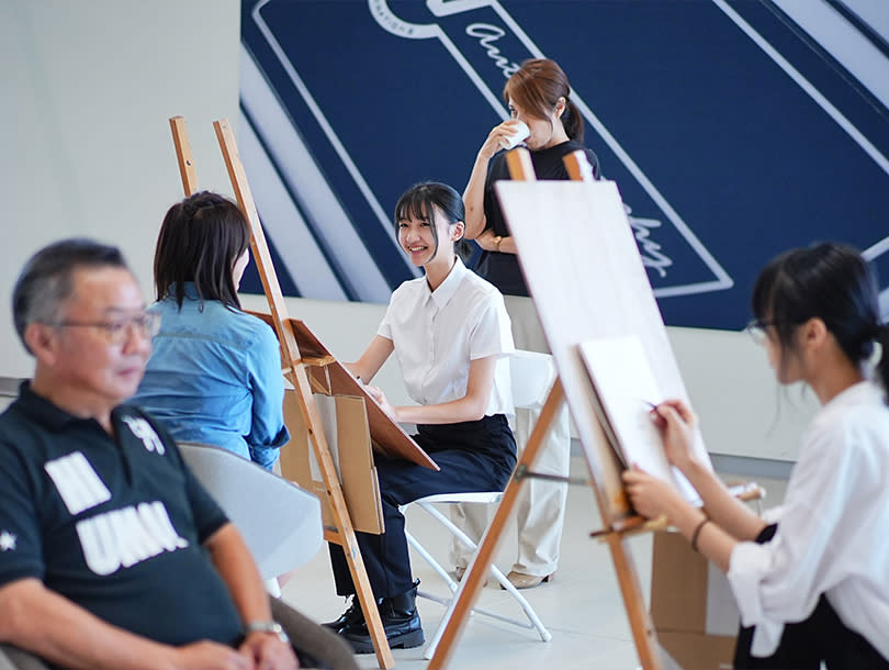 台南應用科技大學美術系學生，為嘉賓繪製人像速寫。