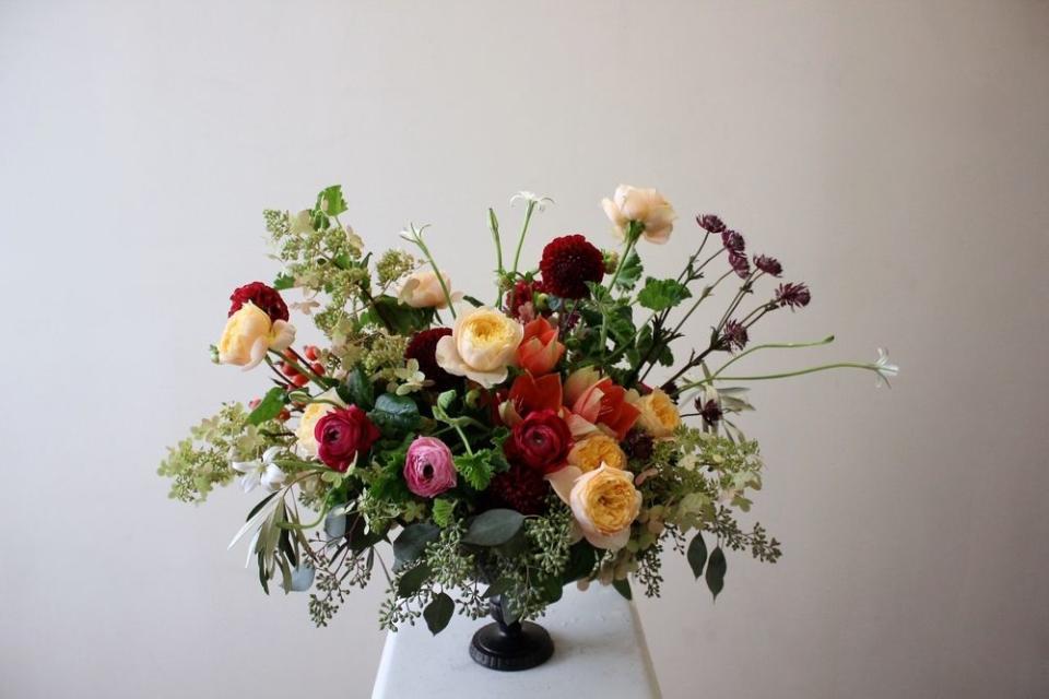 <p>Roses and other flowers may be the stars of your centerpieces, but don’t be afraid to cushion them with plenty of foliage for a natural air of extravagance and effortless elegance. This centerpiece uses a dainty, quiet compote to keep the focus on the arrangement.</p><p><em>Via <a href="http://sachirose.com/" rel="nofollow noopener" target="_blank" data-ylk="slk:Sachi Rose;elm:context_link;itc:0;sec:content-canvas" class="link ">Sachi Rose</a></em></p>