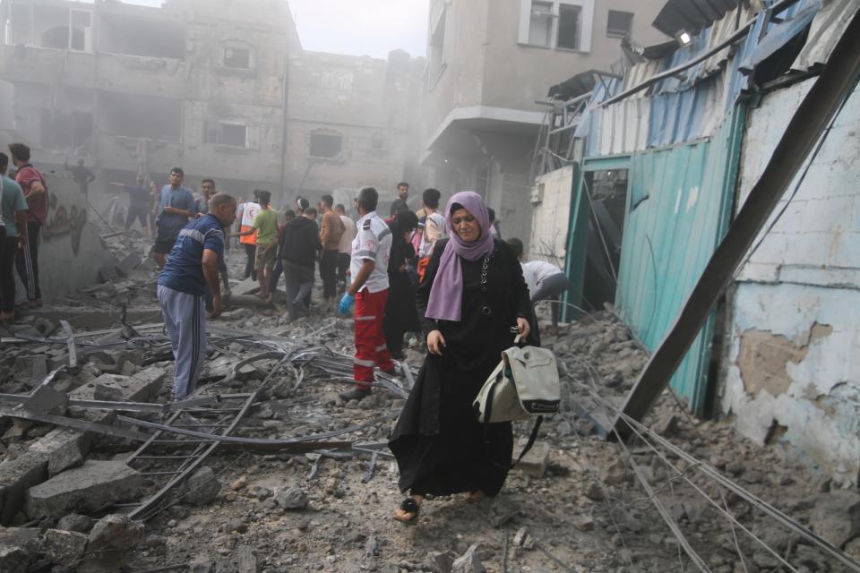 2023年10月12日，加薩拉法難民營（Rafah refugee camp）遭以色列空襲。美聯社