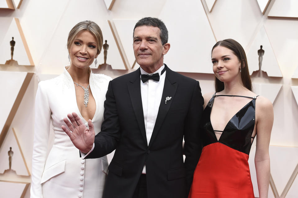 Nicole Kimpel, from left, Antonio Banderas, and Stella Banderas arrive at the Oscars on Sunday, Feb. 9, 2020, at the Dolby Theatre in Los Angeles. (Photo by Jordan Strauss/Invision/AP)