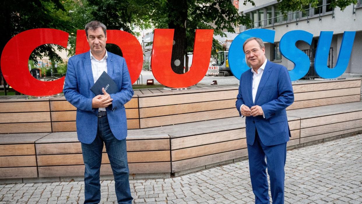 CDU-Kanzlerkandidat Armin Laschet (r) und CSU-Chef Markus Söder geben vor der gemeinsamen Präsidiumssitzung ihrer Parteien ein Pressestatement.