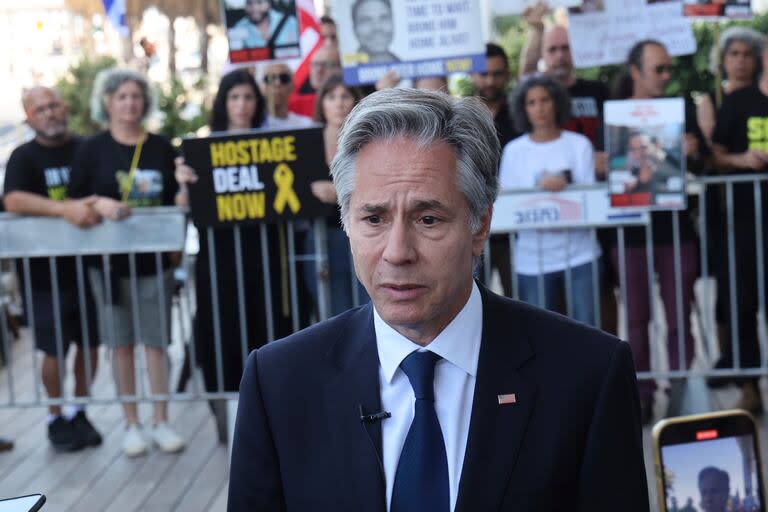 El secretario de Estado de Estados Unidos, Antony Blinken, habla con los medios tras reunirse con familiares y defensores de israelíes retenidos por Hamás en Gaza, durante una visita a Tel Aviv, Israel, el martes 11 de junio de 2024. (Jack Guez, imagen de pool via AP)