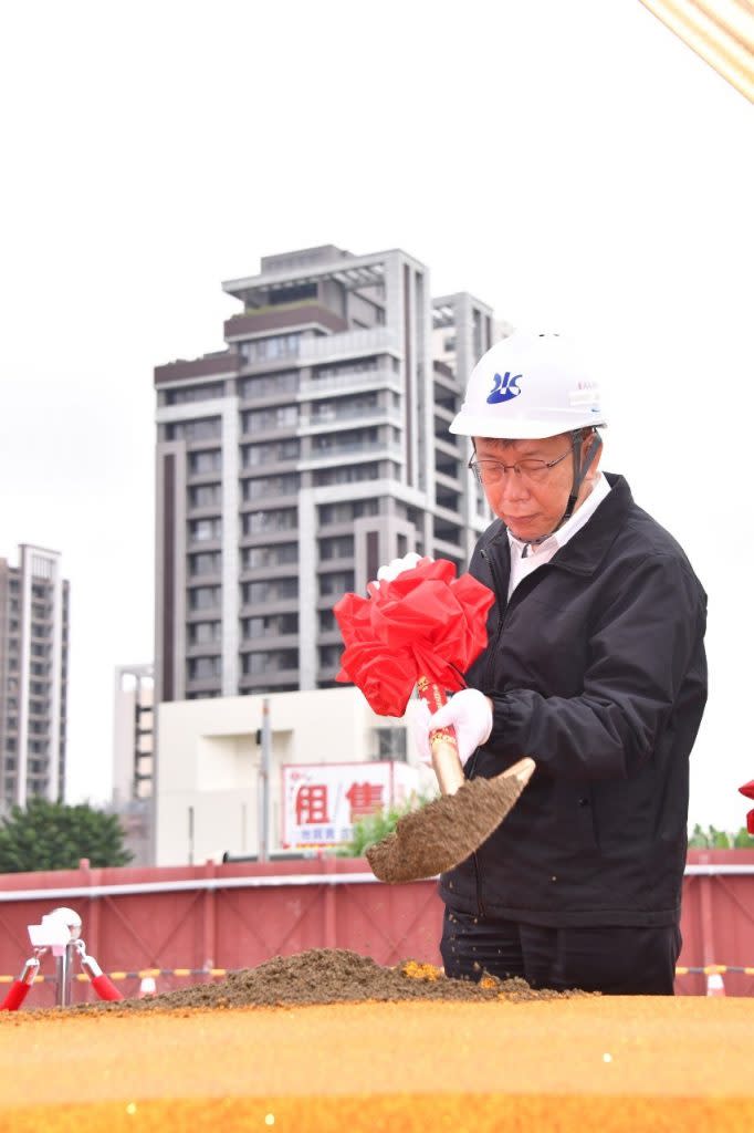 台北市長柯文哲7日上午出席三重二號配水池暨加壓站新建工程動土典禮。（北市府提供）