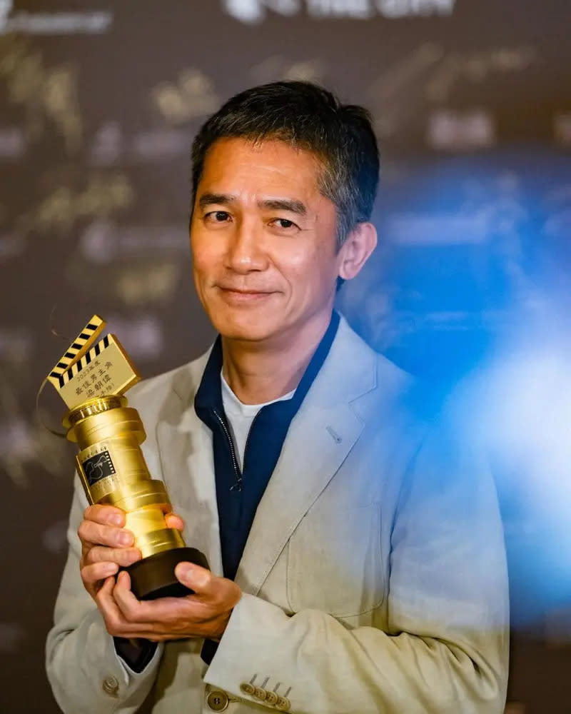 ▲梁朝偉以《金手指》獲頒「香港電影導演會年度頒獎典禮」最佳男主角。（圖／梁朝偉Instagram）