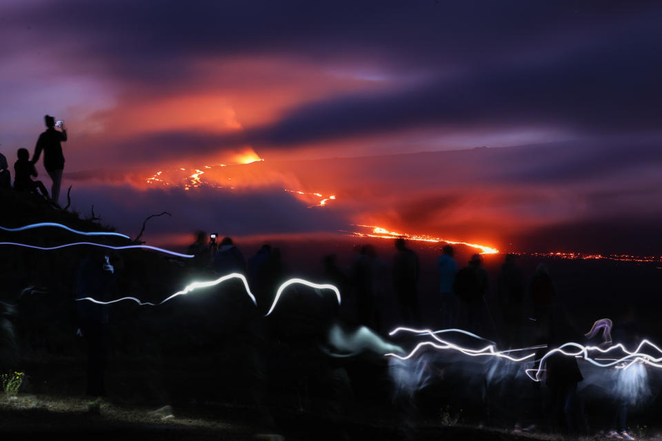 HAWAII, Estados unidos, la gente se reúne en una colina para ver la erupción del Mauna. (Photo by Tayfun Coskun/Anadolu Agency via Getty Images)