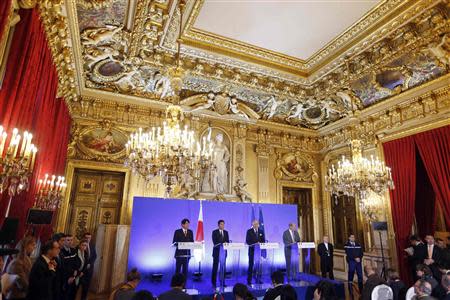 (L-R) Japan's Defence Minister Itsunori Onodera, Japan's Foreign Minister Fumio Kishida, French Foreign Affairs Minister Laurent Fabius and Defence Minister Jean-Yves Le Drian attend a news conference at the Quai d'Orsay Foreign Affairs ministry in Paris, January 9, 2014. REUTERS/Charles Platiau