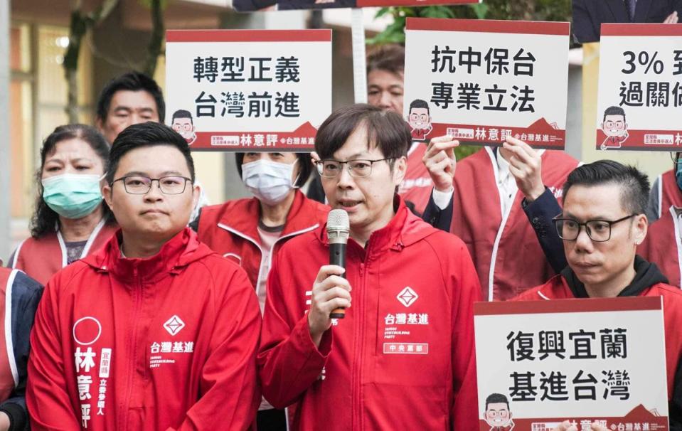 台灣基進黨主席王興煥(第一排中)示警，中國介選從未停歇，我們應延續本土政權。   圖：翻攝林意評 x 台灣基進臉書