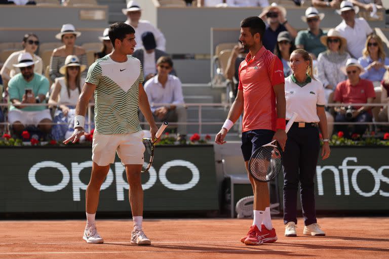 A Novak Djokovic se le allanó el camino en el tercer set, cuando Carlos Alcaraz se tensó