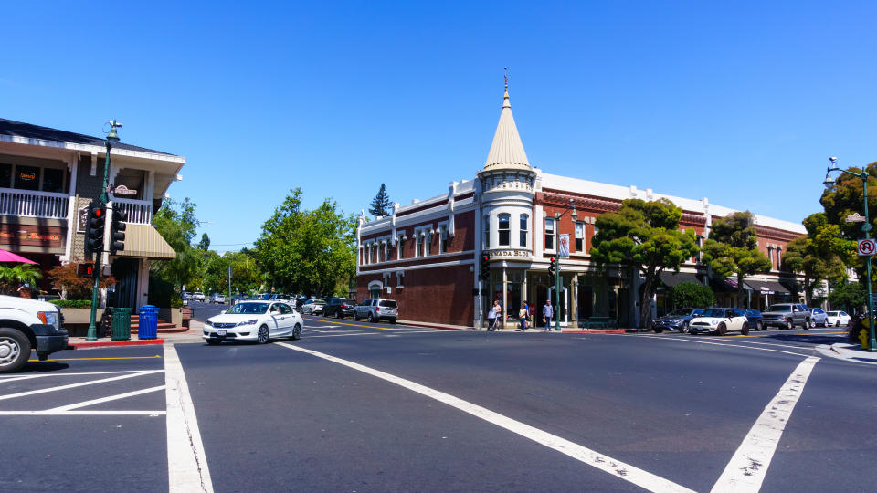 July 30, 2018 Los Gatos / CA / USA - Shopping street in downtown Los Gatos, south San Francisco bay area.