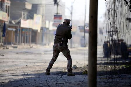 A member of the Iraqi rapid response forces fires toward Islamic State militants during a battle in Mosul, Iraq, January 11, 2017. REUTERS/Alaa Al-Marjani