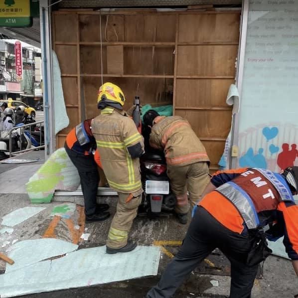 劉姓騎士疑因頭暈撞進超商櫥窗，機車卡進裝修木板中。（圖／翻攝自台南式）