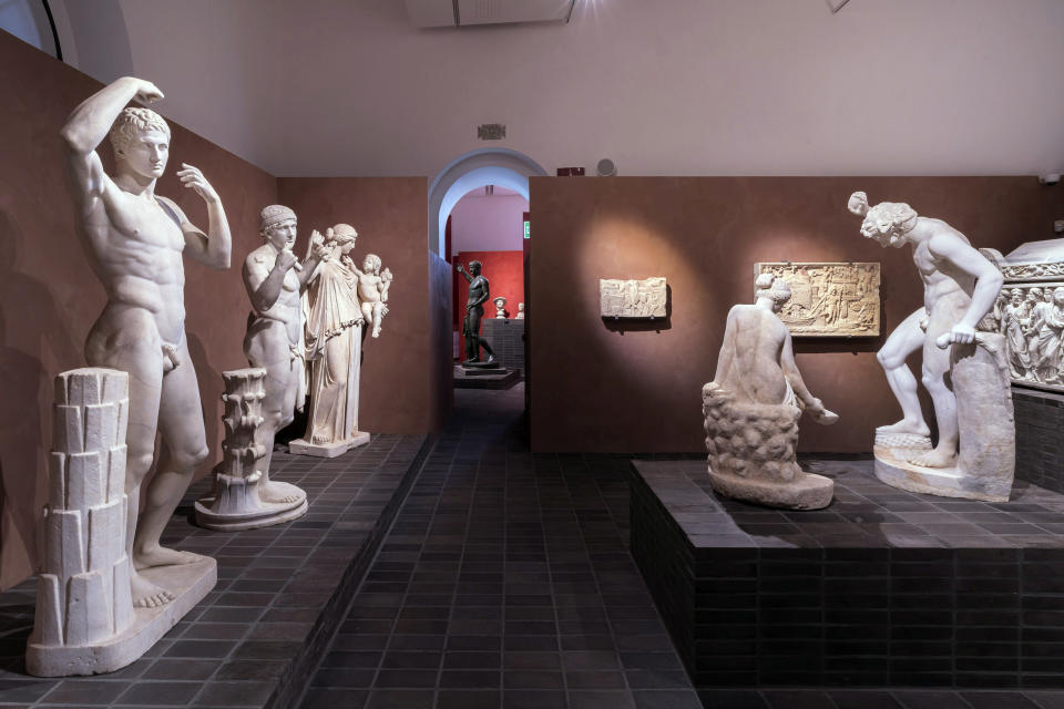 En esta foto sin fecha proporcionada el lunes 12 de octubre de 2020, estatuas antiguas de mármol griegas y romanas previo a una exposición en la recién remodelada Villa Caffarelli, uno de los espacios de exhibiciones en el Museo Capitolino con vista al antiguo Foro Romano, en Roma. (Fundación Torlonia vía AP)